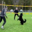 Perro sirve como compañero de voleibol durante la cuarentena COVID-19